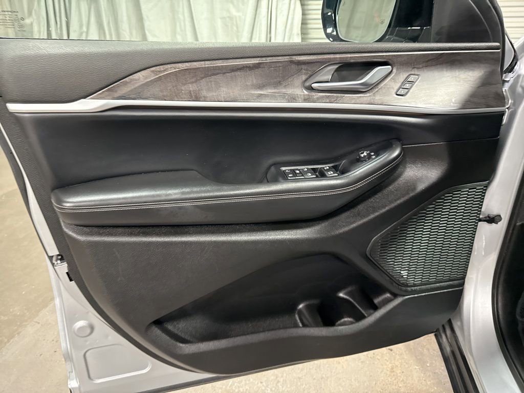 Used 2024 Jeep Grand Cherokee L Limited w/ Luxury Tech Group II image 27