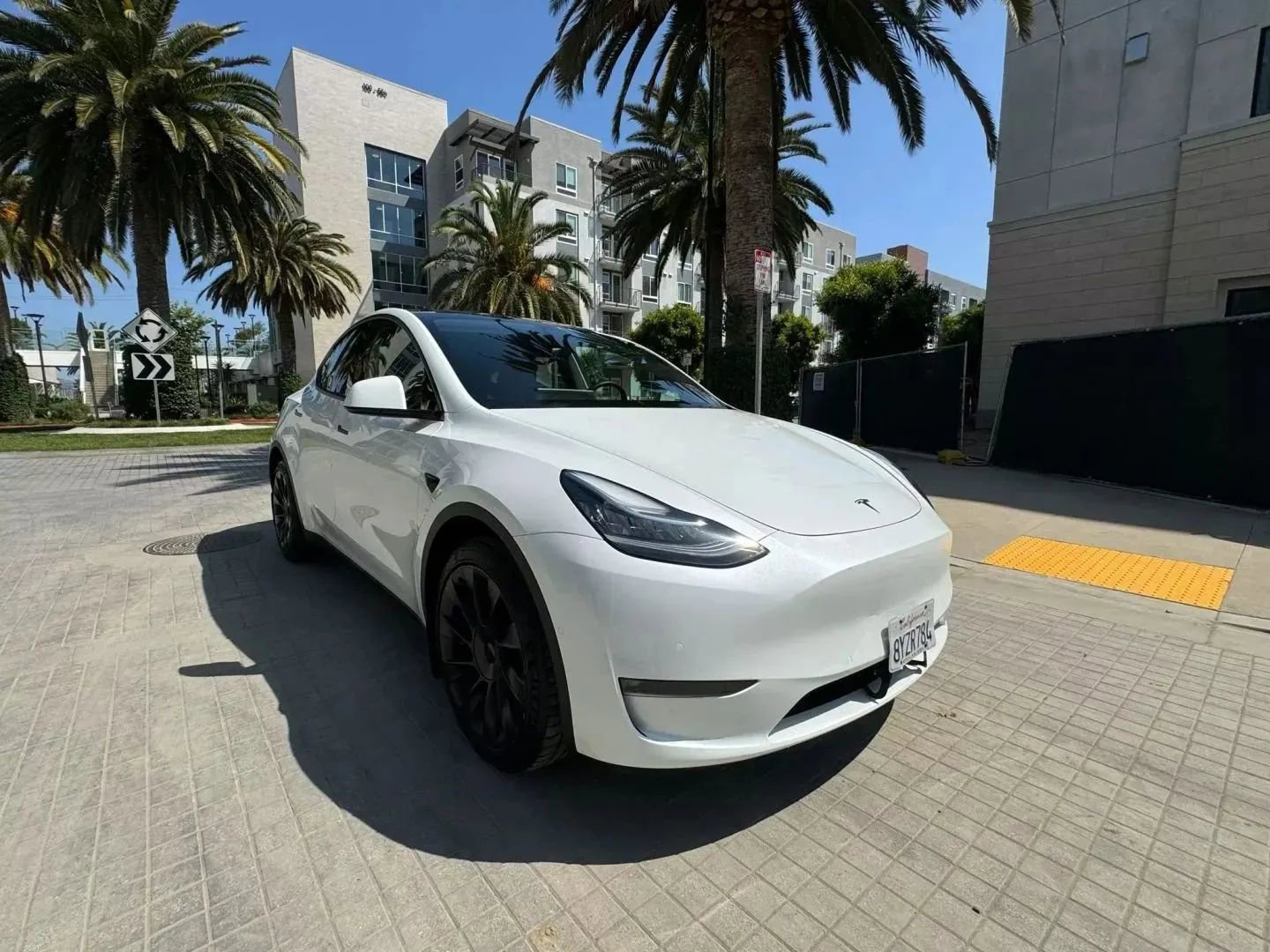 Used 2023 Tesla Model Y Long Range AWD/4WD image 2