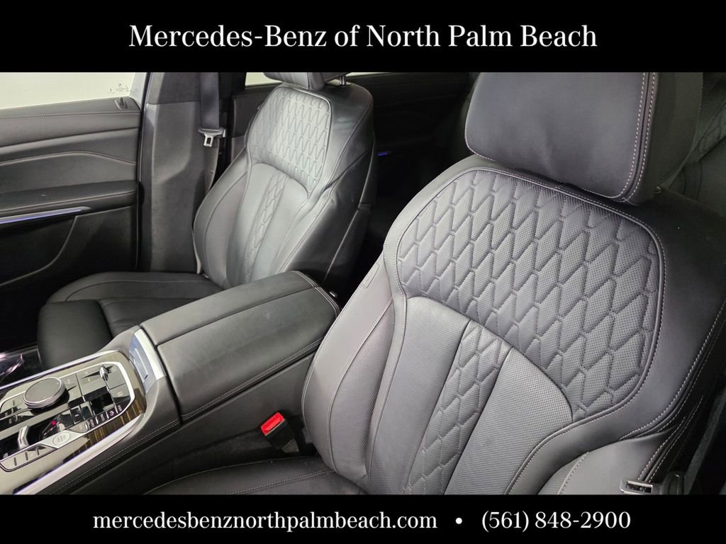 Used 2024 BMW X7 xDrive40i w/ M Sport Package image 11