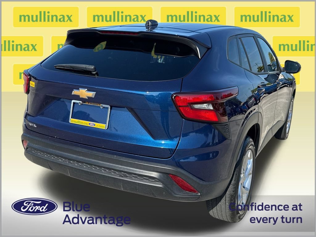 Used 2024 Chevrolet Trax LS w/ LS Convenience Package FWD image 4