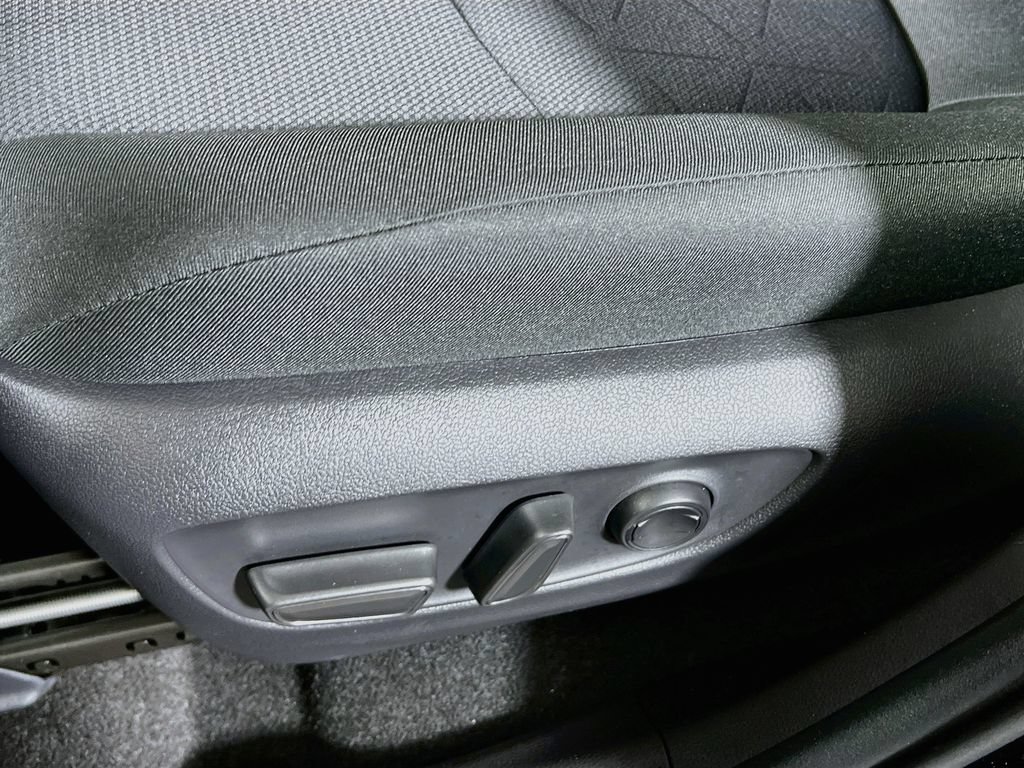 Certified 2025 Toyota RAV4 XLE AWD/4WD image 17