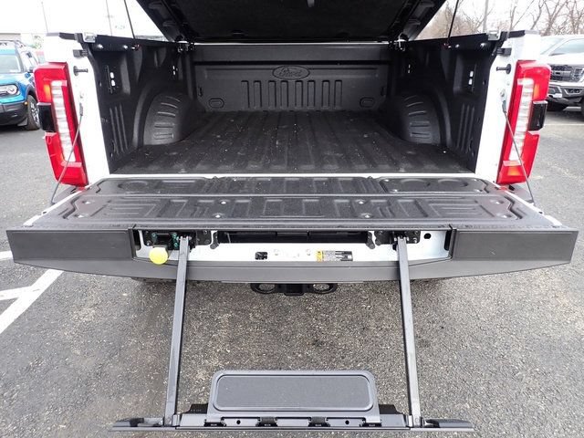 New 2026 Ford F250 Lariat w/ Black Appearance Package AWD/4WD image 8