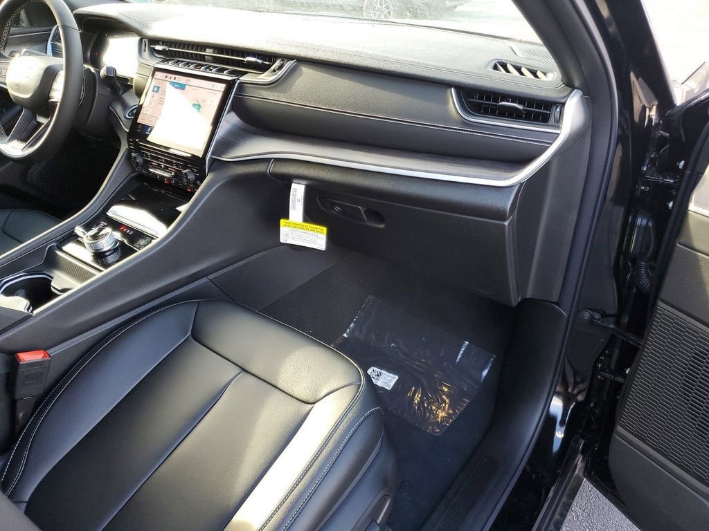 Used 2024 Jeep Grand Cherokee Limited w/ Black Appearance Package image 18