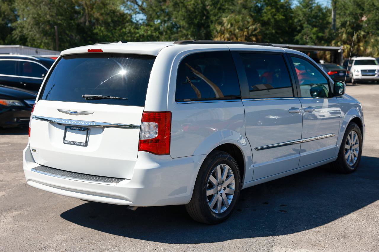 Used 2015 Chrysler Town & Country Touring FWD image 11