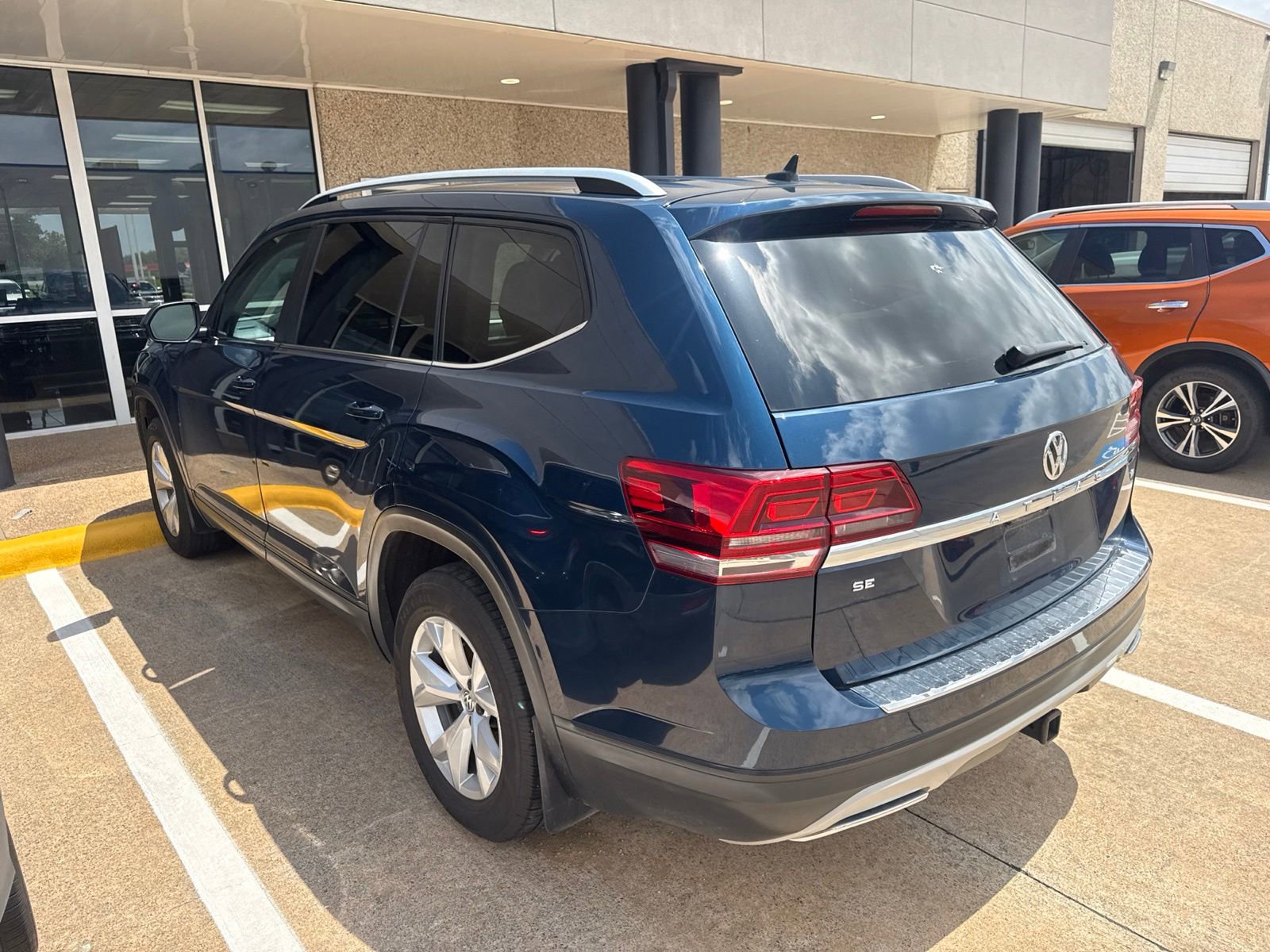Used 2018 Volkswagen Atlas SE FWD image 2