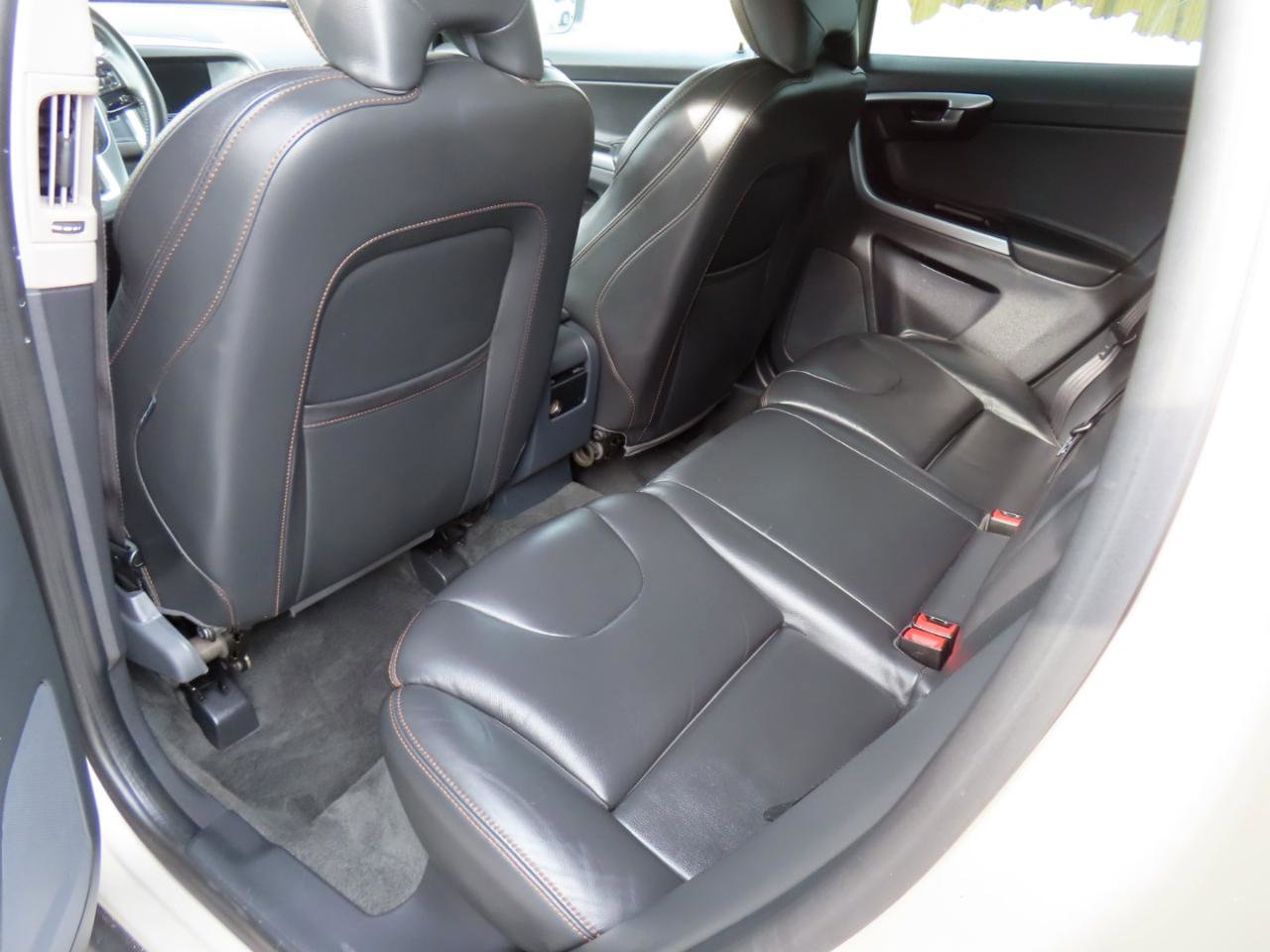 Used 2017 Volvo XC60 T6 Dynamic w/ Advanced Package image 11