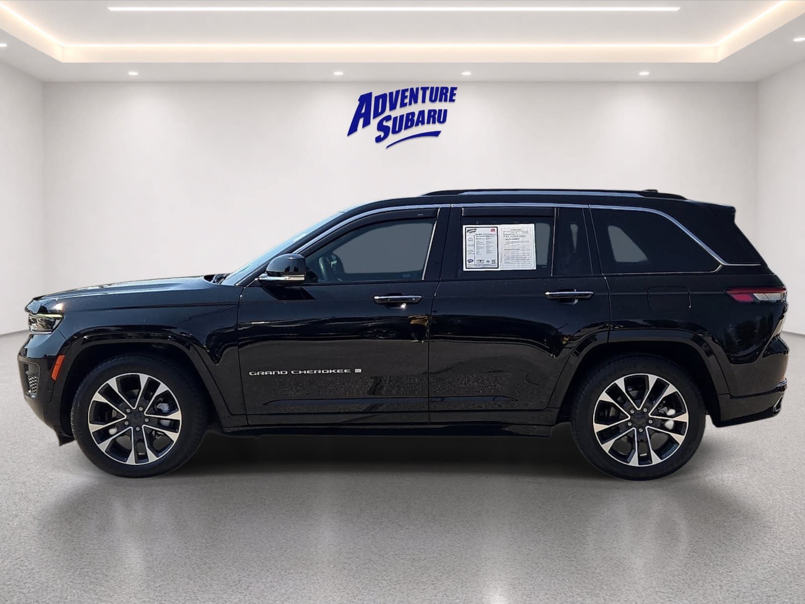 Used 2023 Jeep Grand Cherokee Overland w/ Luxury Tech Group IV AWD/4WD image 4