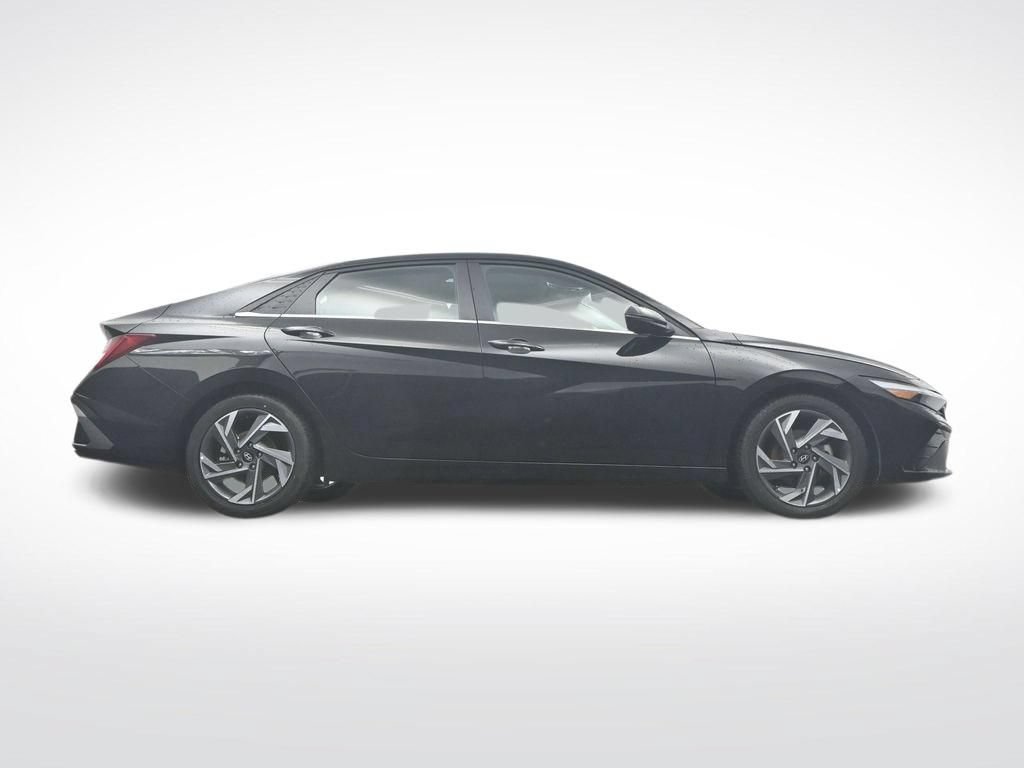 Used 2025 Hyundai Elantra Limited FWD image 40