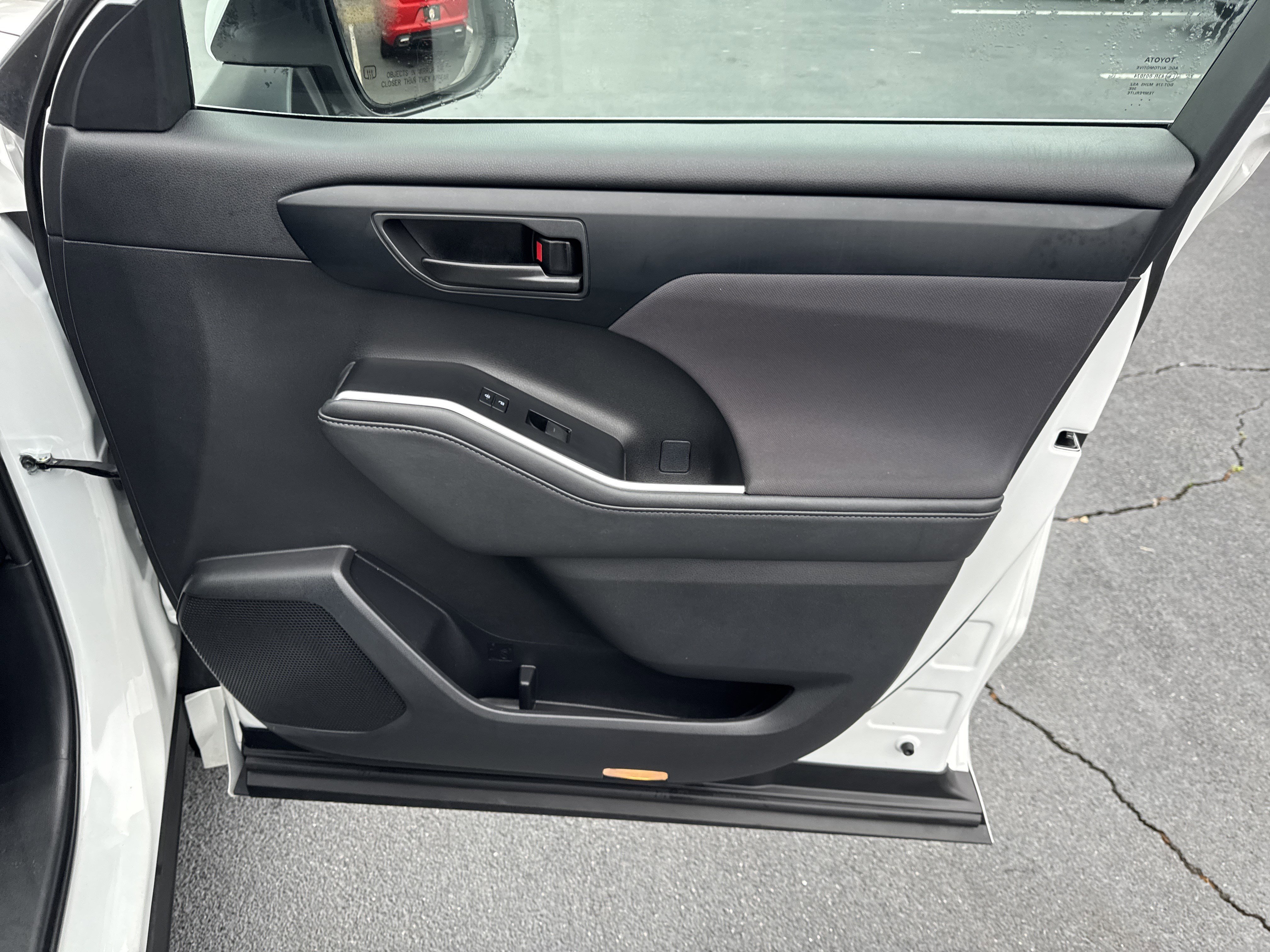 Used 2023 Toyota Highlander LE image 37