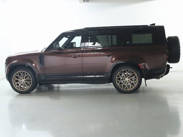 Used 2023 Land Rover Defender 130 X-Dynamic SE AWD/4WD image 4