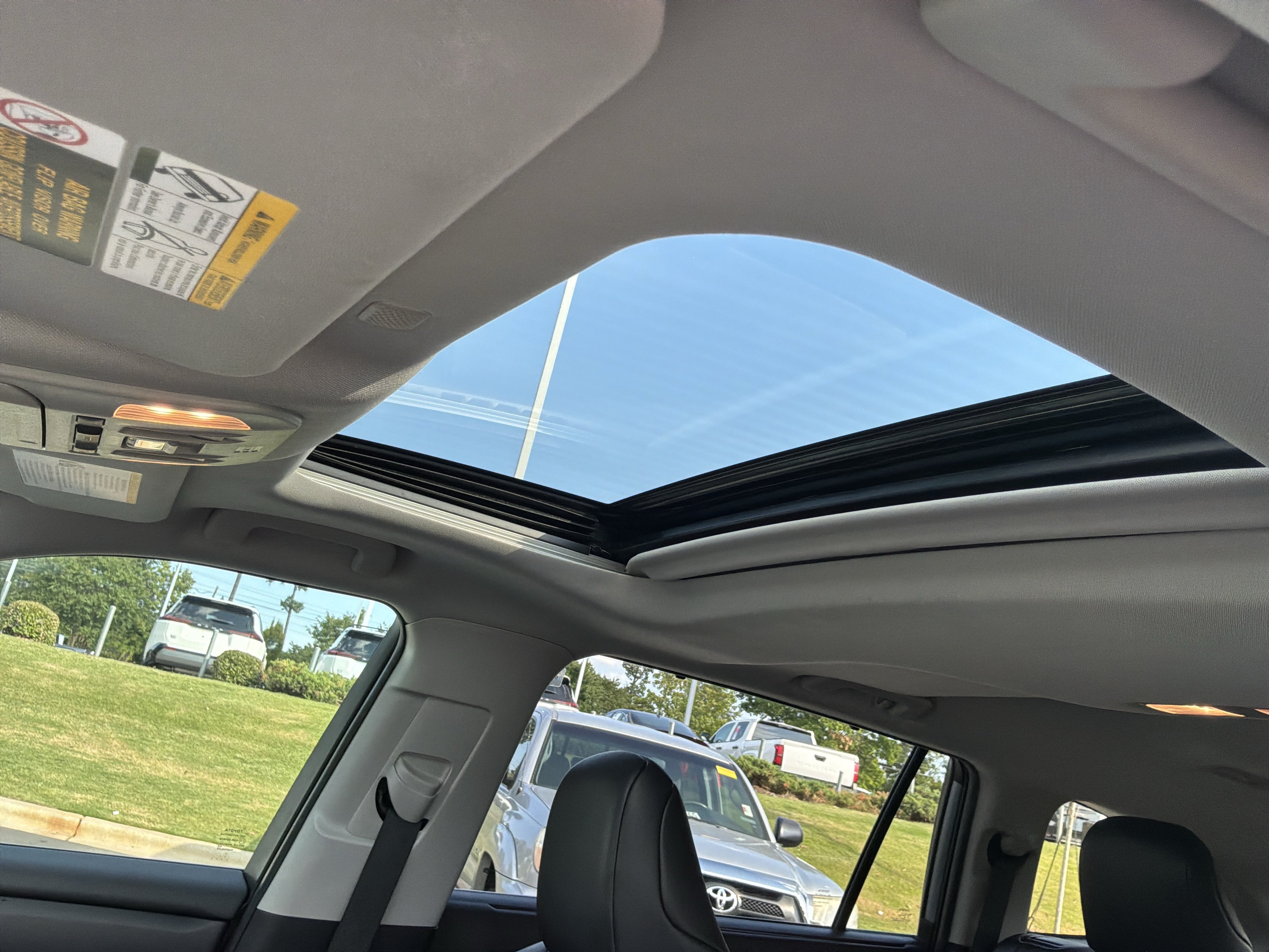 Used 2022 Toyota Highlander XLE FWD image 28