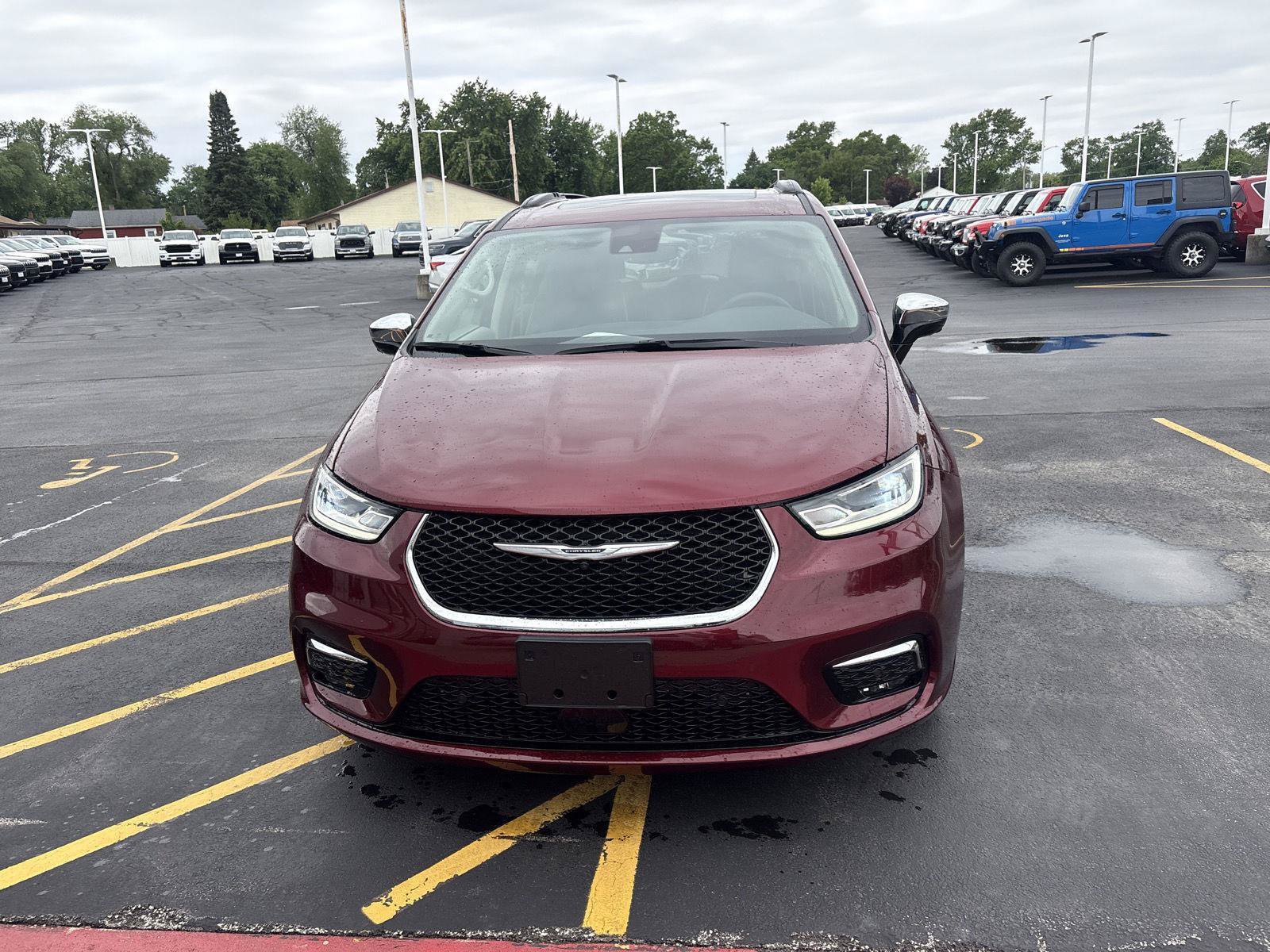 Used 2023 Chrysler Pacifica Limited FWD image 4