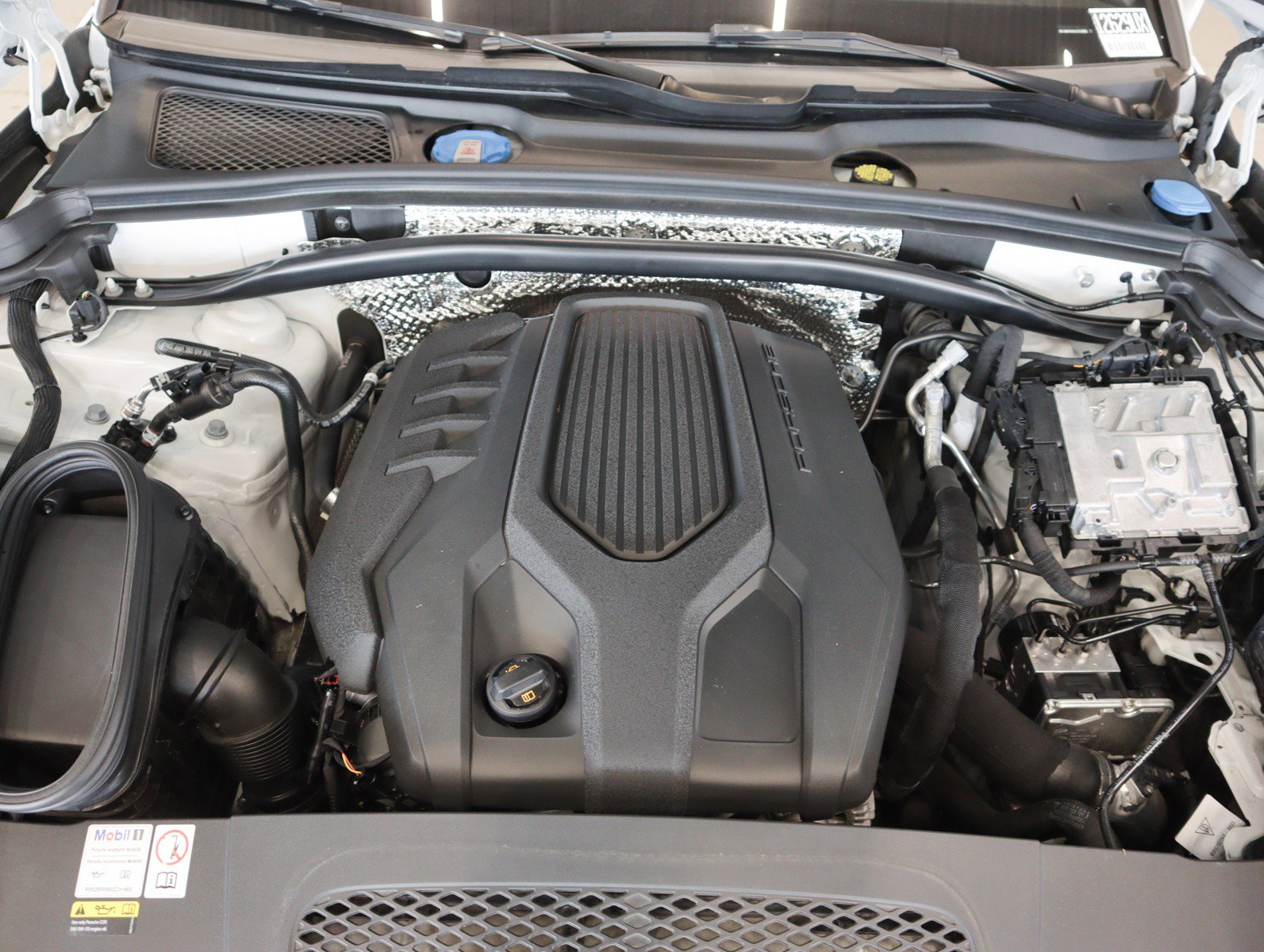 Certified 2022 Porsche Macan AWD/4WD image 29