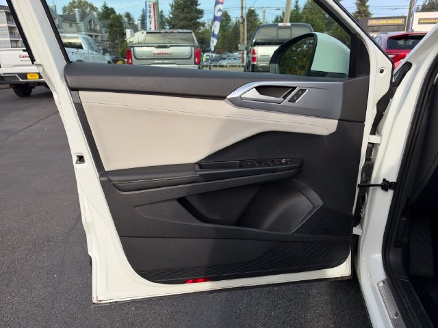 Used 2025 Volkswagen Taos SE FWD image 24