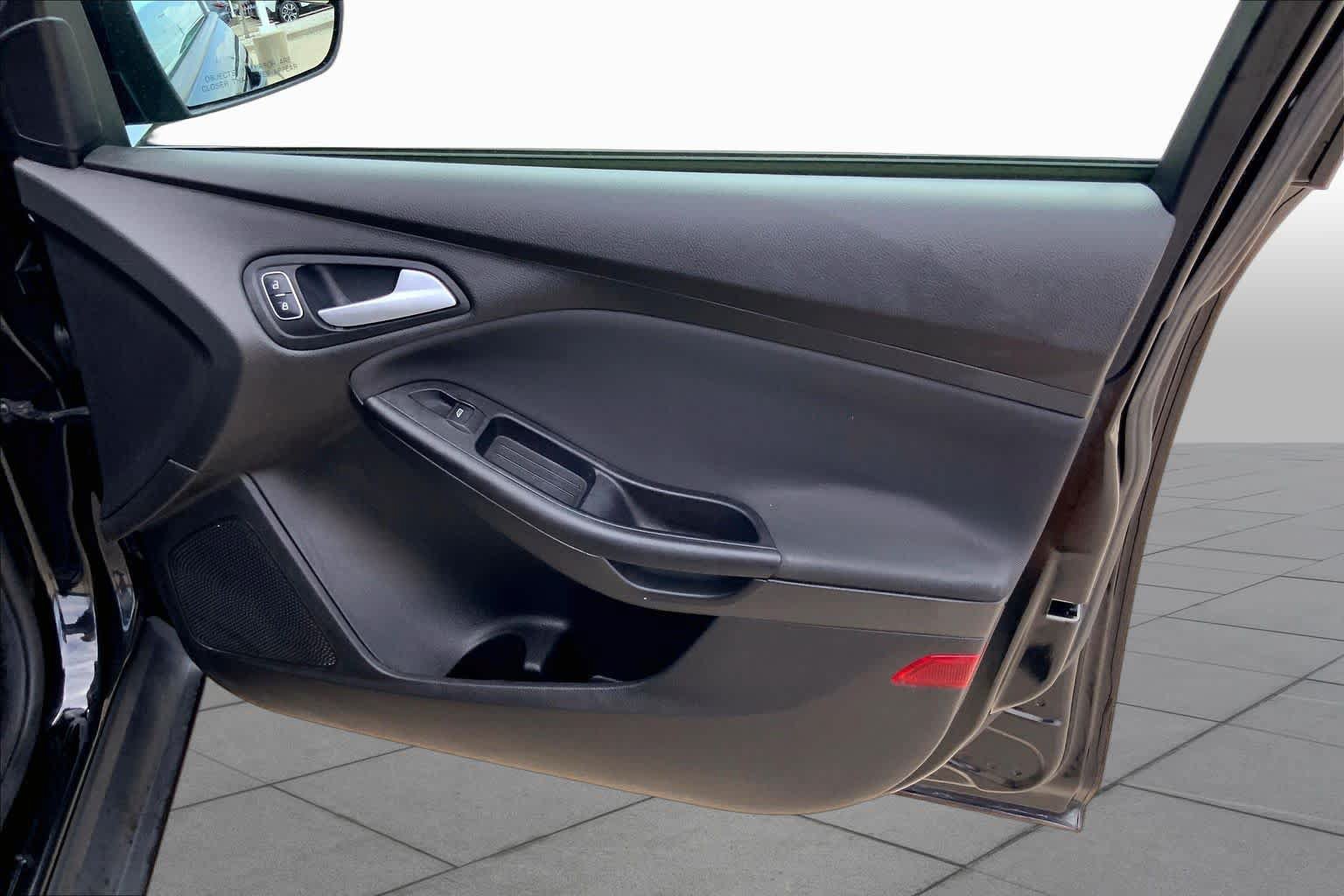 Used 2015 Ford Focus SE FWD image 23