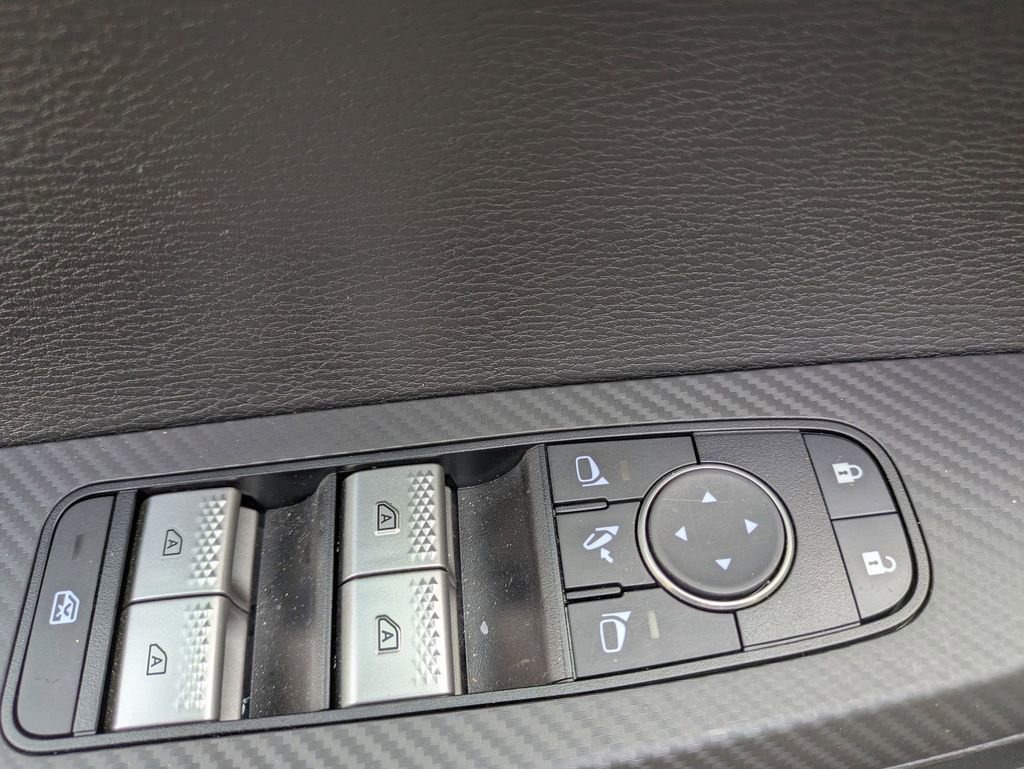 Used 2025 Mitsubishi Outlander SE image 13