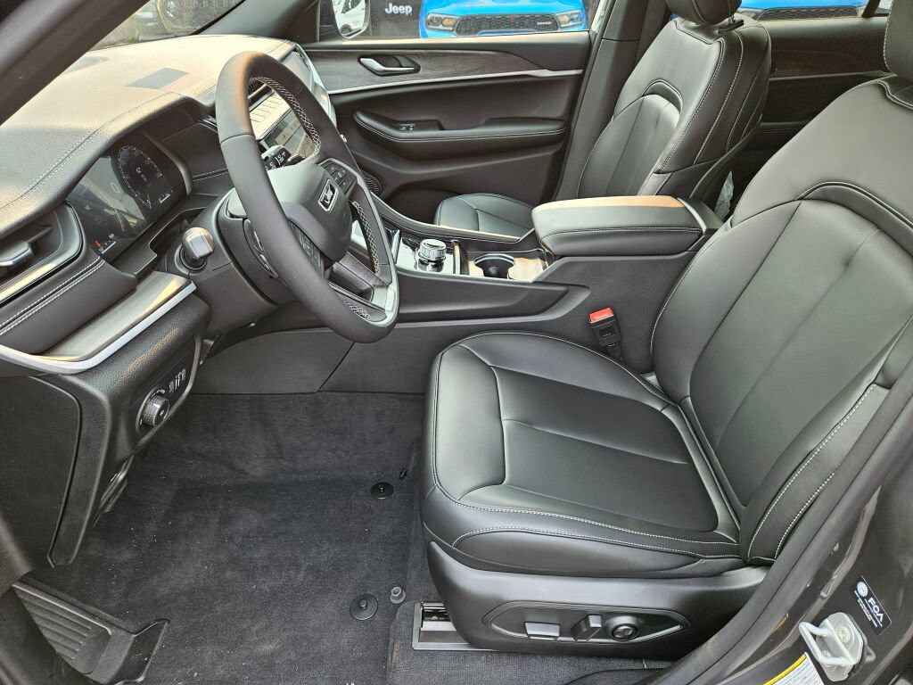 New 2026 Jeep Grand Cherokee Limited w/ Limited Altitude Package AWD/4WD image 16