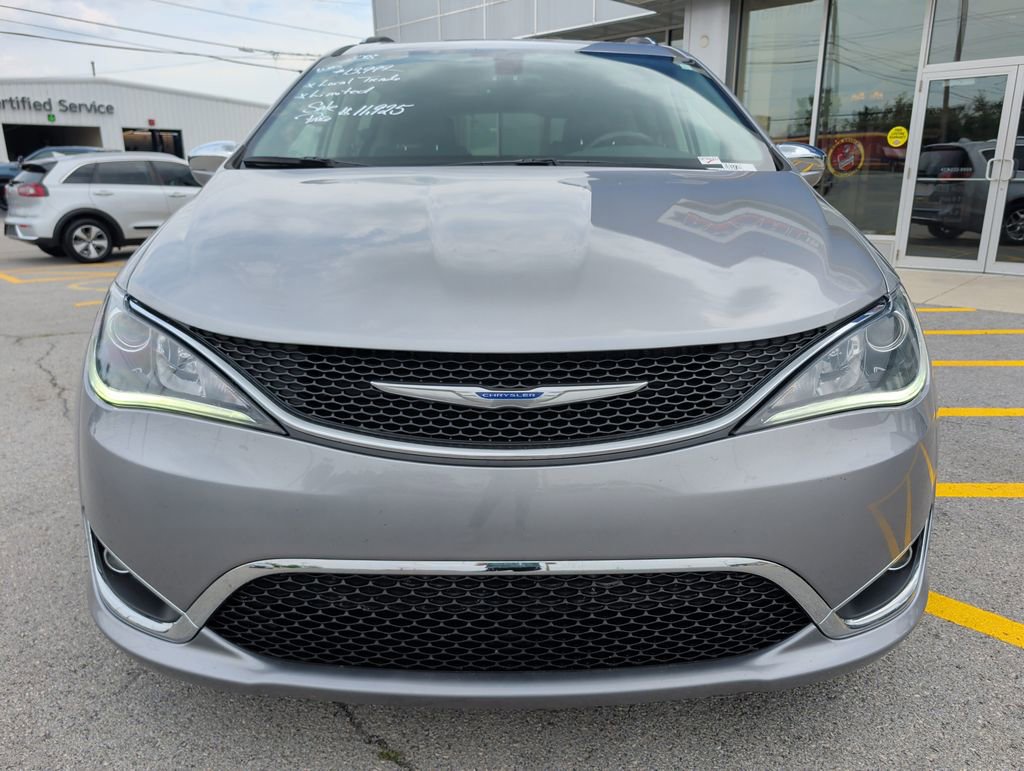 Used 2018 Chrysler Pacifica Limited FWD image 2