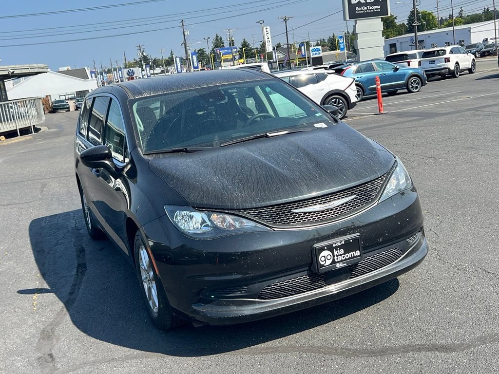 Used 2023 Chrysler Voyager LX FWD image 3