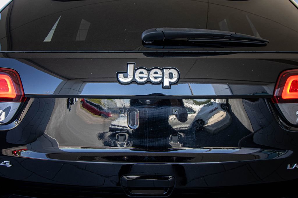 Used 2020 Jeep Grand Cherokee Laredo w/ Security & Convenience Group image 15