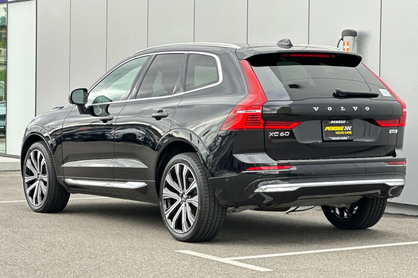 Used 2023 Volvo XC60 B5 Ultimate w/ Climate Package image 3