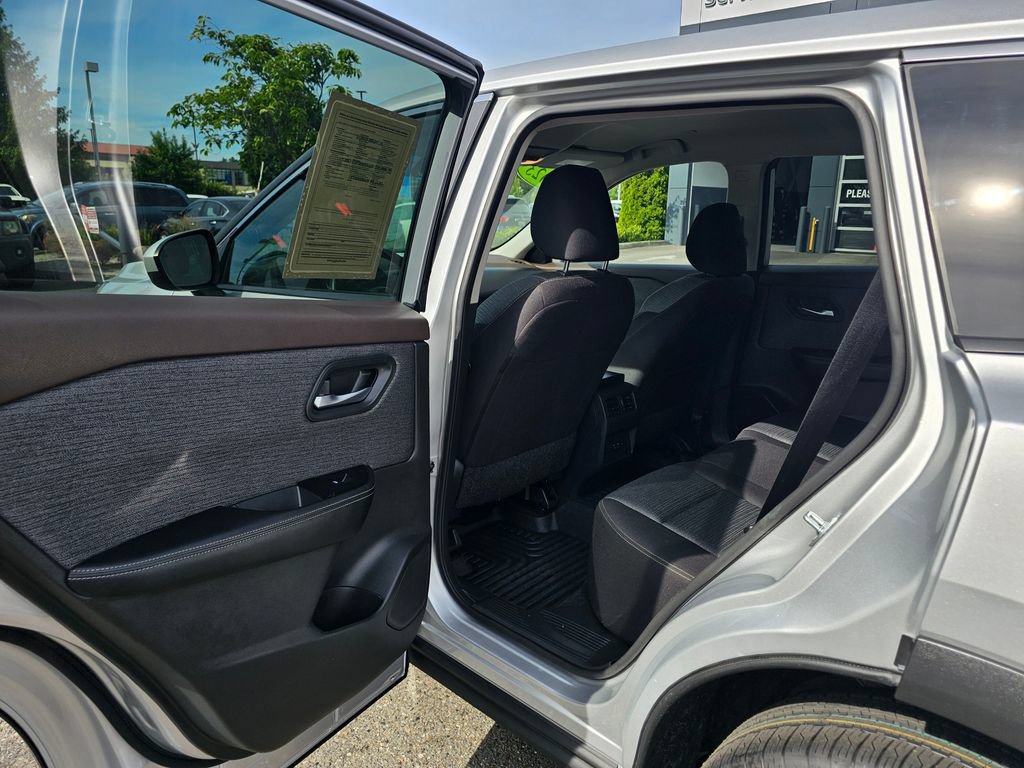 Used 2023 Nissan Rogue SV AWD/4WD image 12
