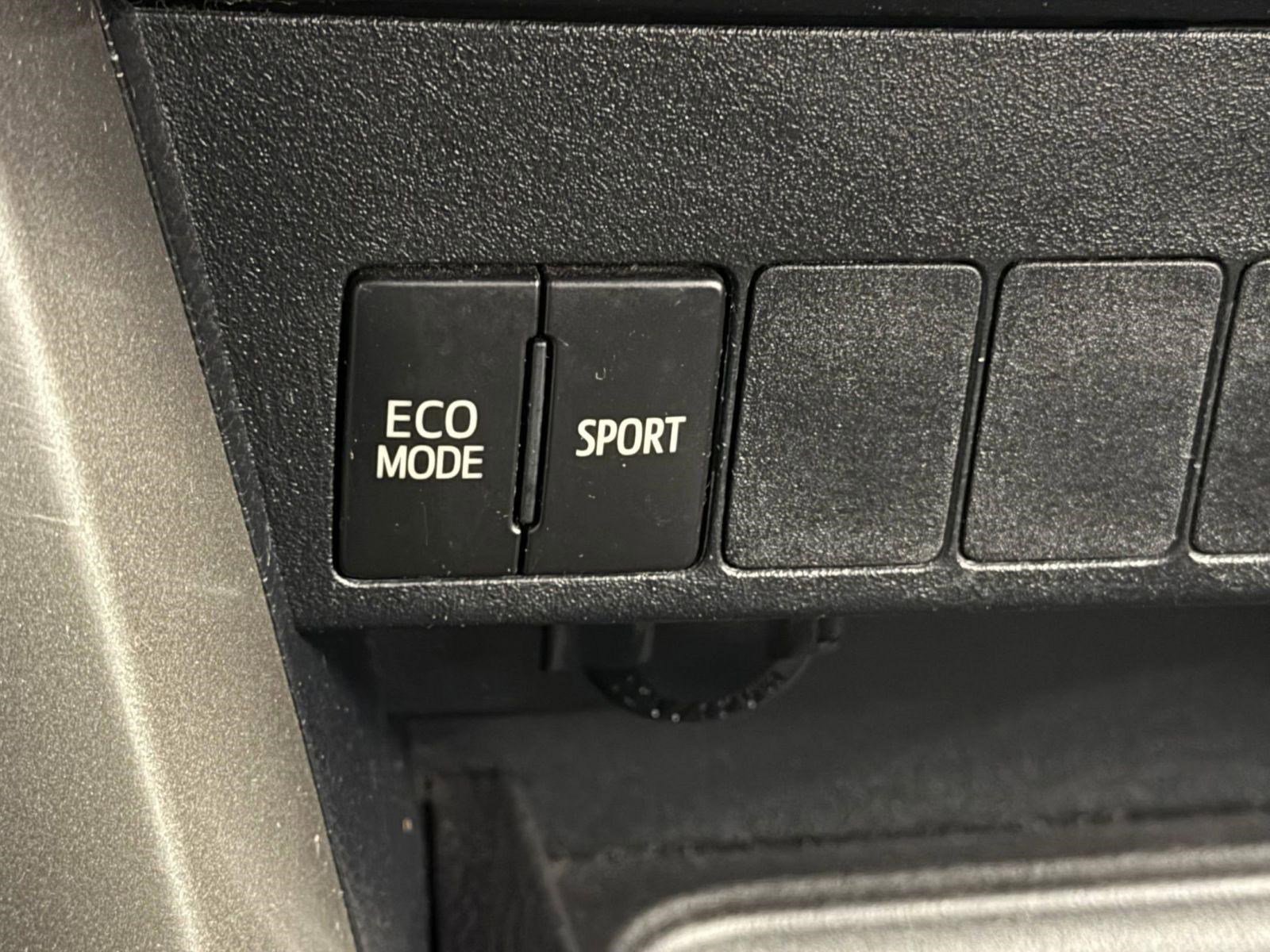 Used 2018 Toyota RAV4 XLE AWD/4WD image 26
