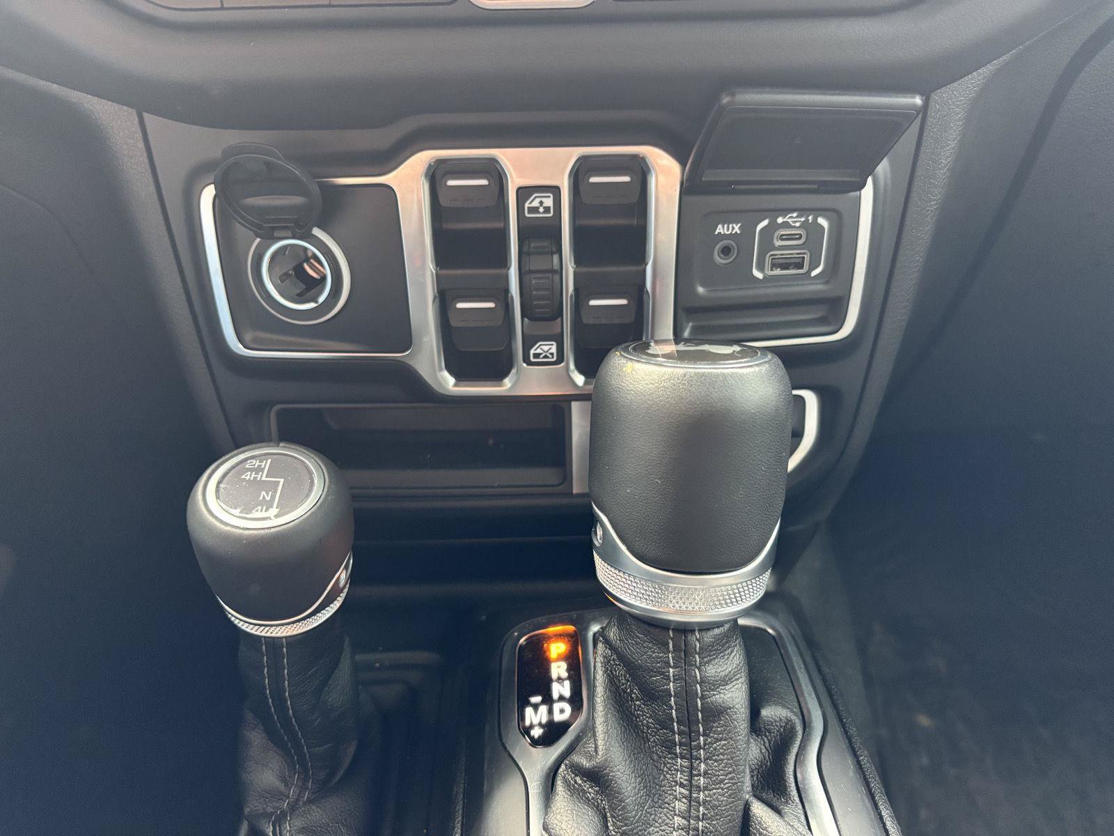 Used 2024 Jeep Wrangler Unlimited Sahara w/ Technology Group AWD/4WD image 24