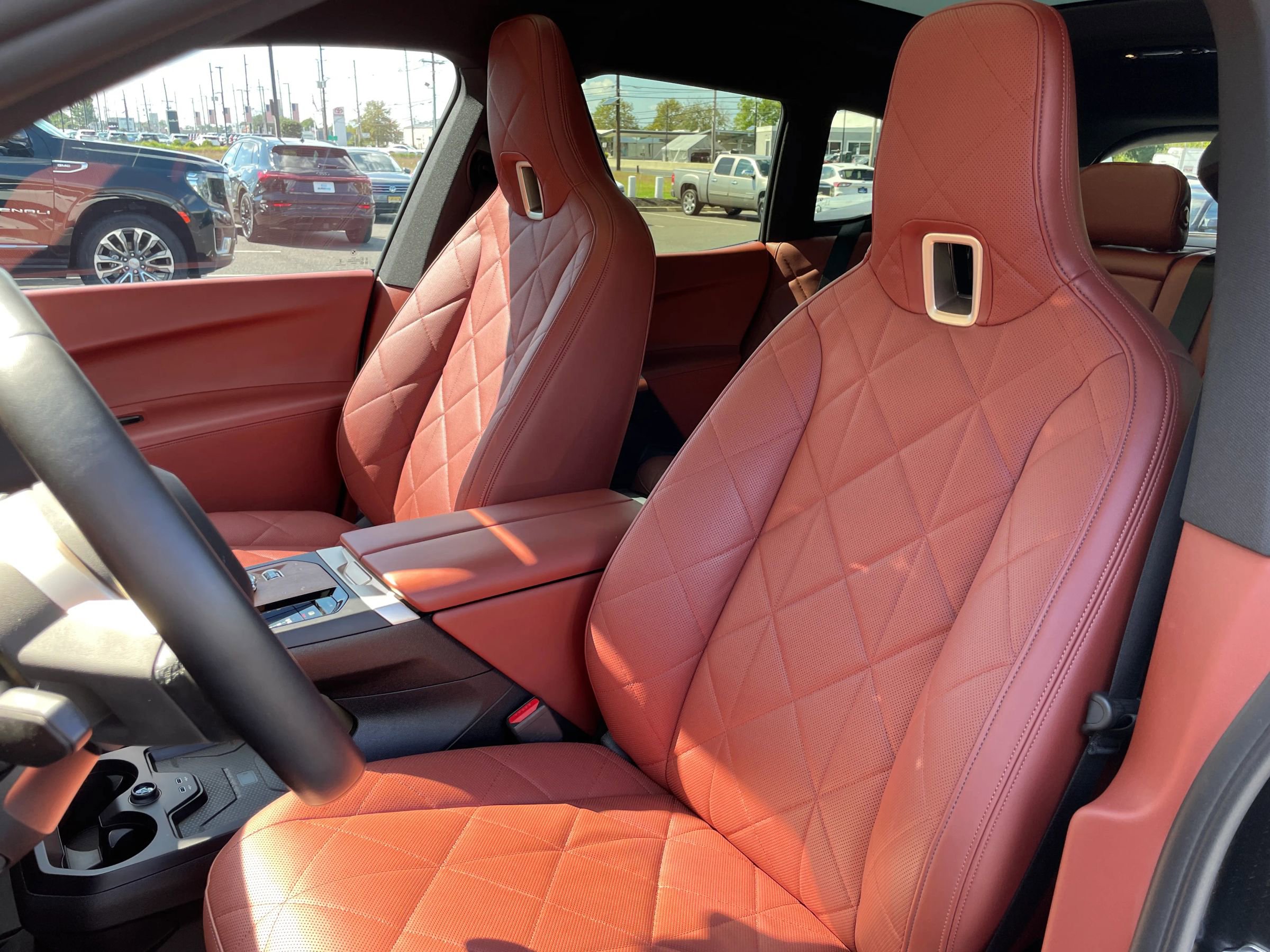 Used 2024 BMW iX xDrive50 w/ Luxury Package image 4