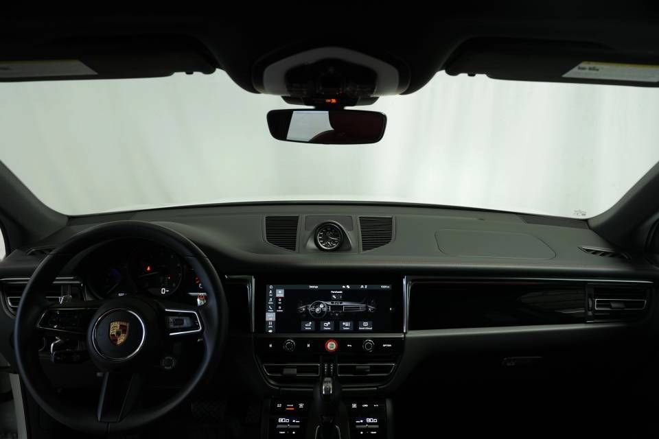Certified 2025 Porsche Macan AWD/4WD image 16