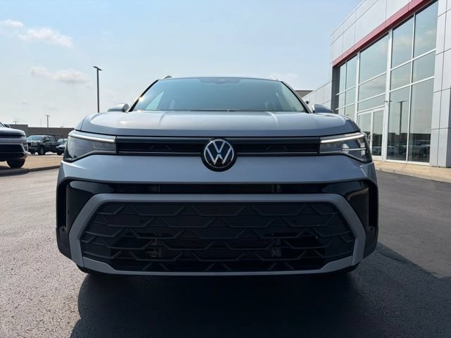Used 2025 Volkswagen Taos SE AWD/4WD image 2