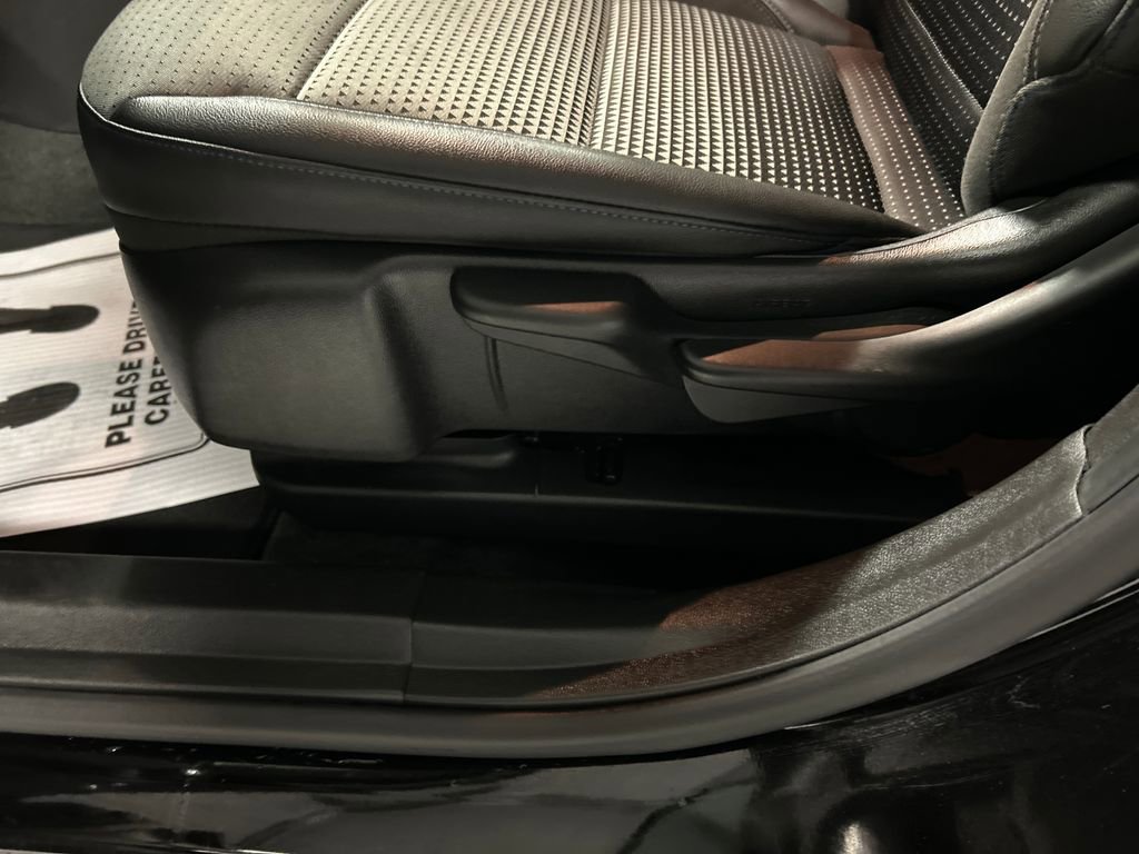 Used 2025 Chevrolet Trax LT w/ LT Convenience Package image 13