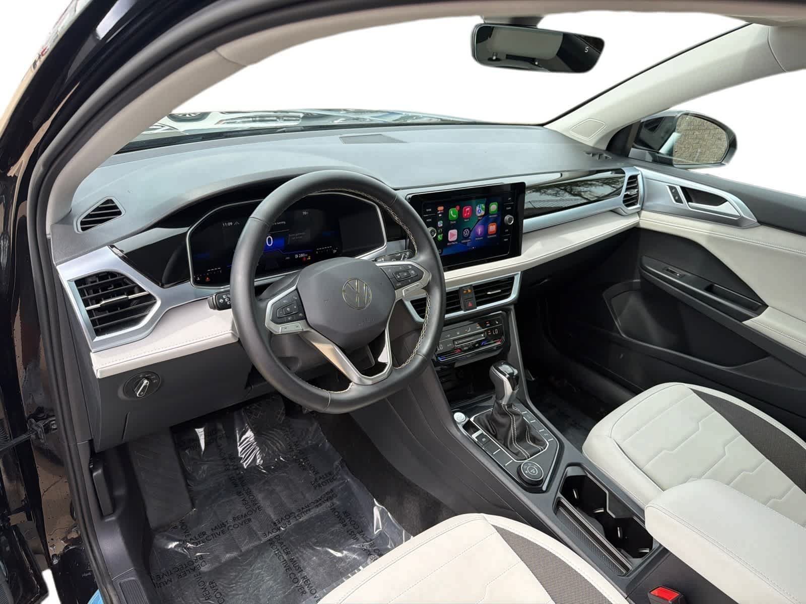 Used 2025 Volkswagen Taos SE w/ Panoramic Sunroof Package AWD/4WD image 2