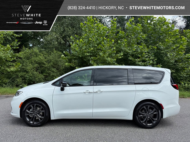 New 2026 Chrysler Pacifica Select image 1