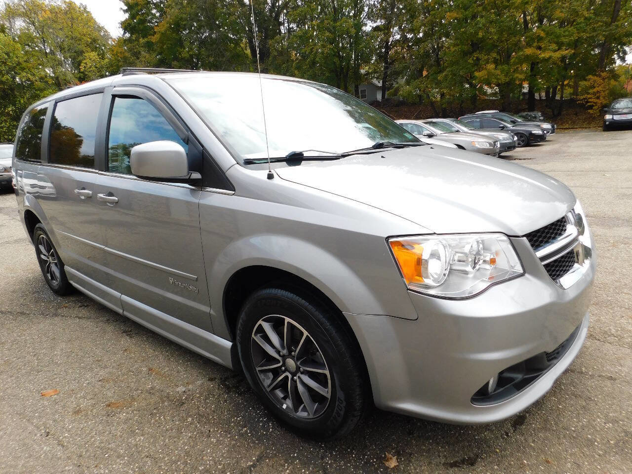 Used 2017 Dodge Grand Caravan SXT image 9