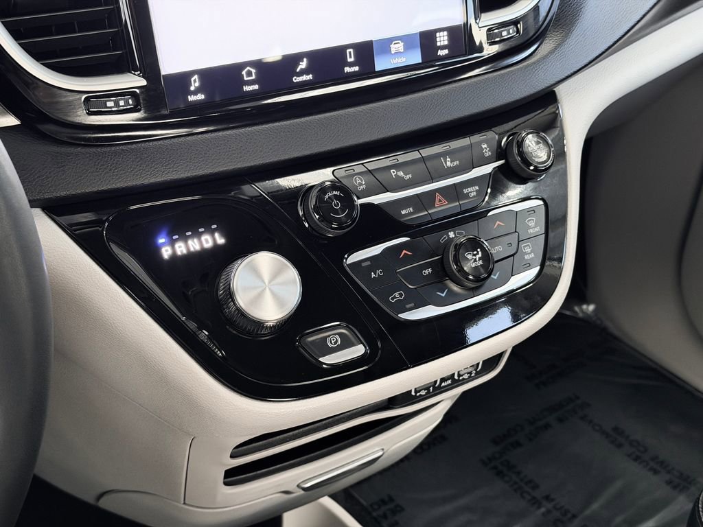 Used 2024 Chrysler Pacifica Touring-L image 19