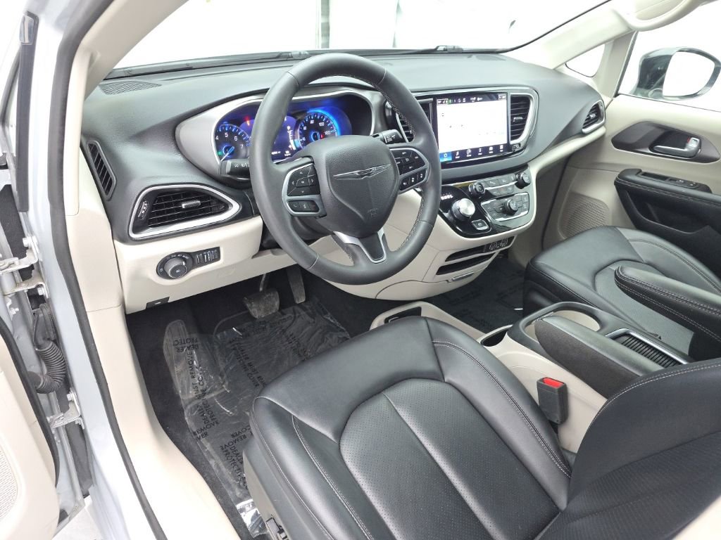 Used 2024 Chrysler Pacifica Touring-L image 16