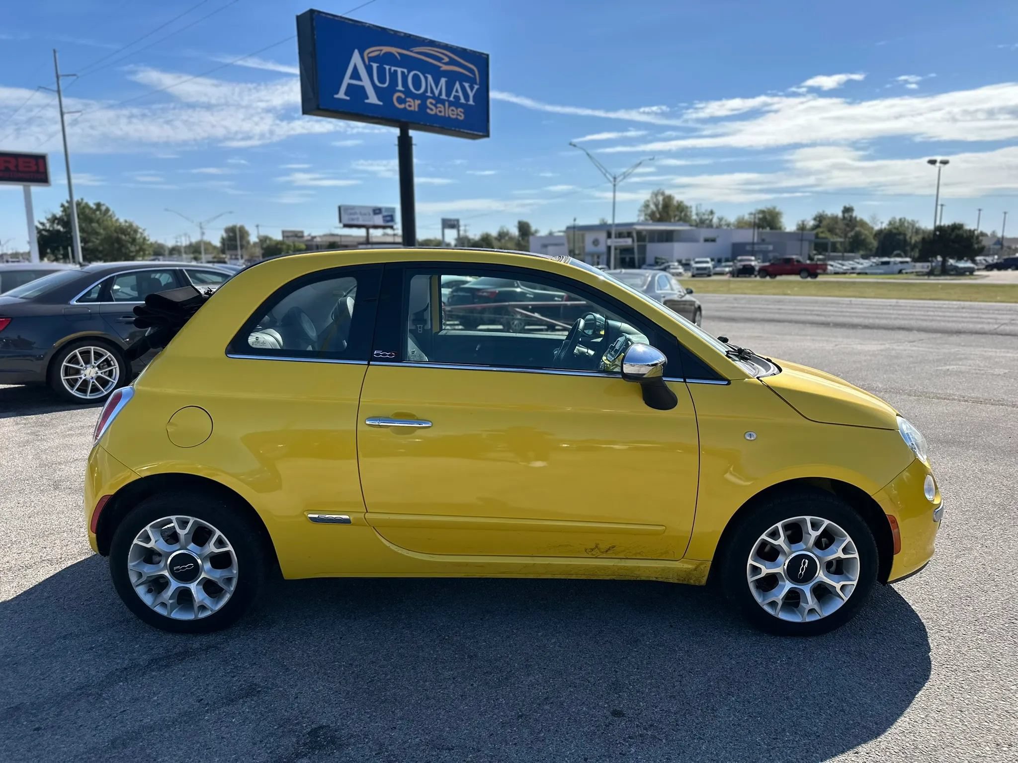Used 2017 FIAT 500 Lounge FWD image 8