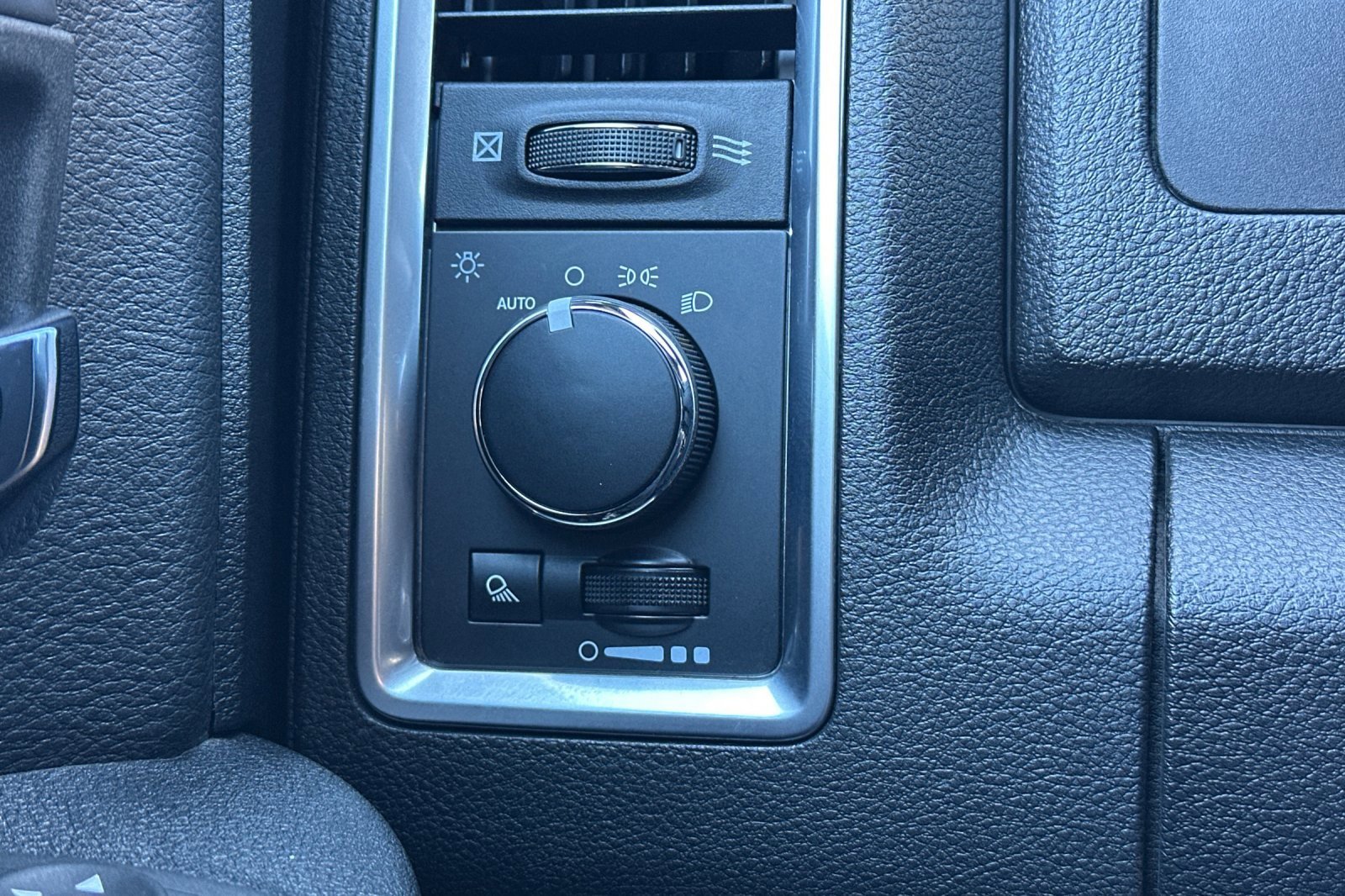 Used 2024 RAM 1500 Classic Warlock image 30