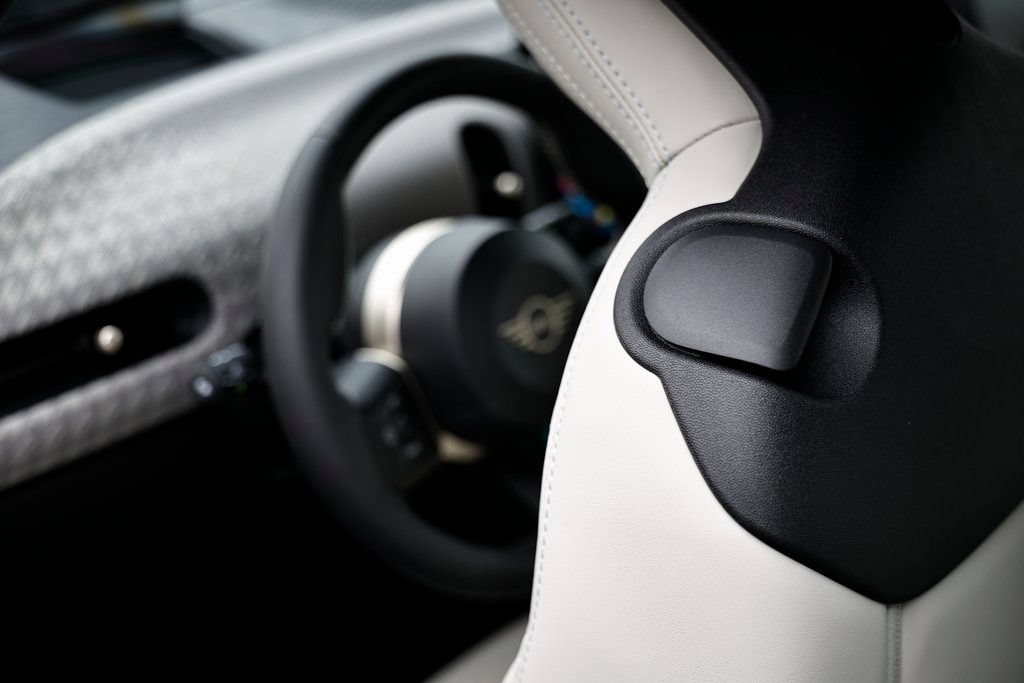 New 2026 MINI Cooper 2-Door Hardtop FWD image 24