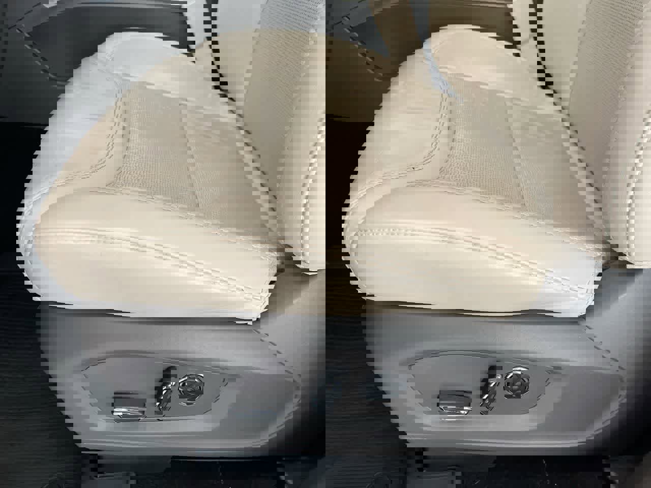 Used 2020 Ford Explorer Platinum w/ Premium Technology Package image 12