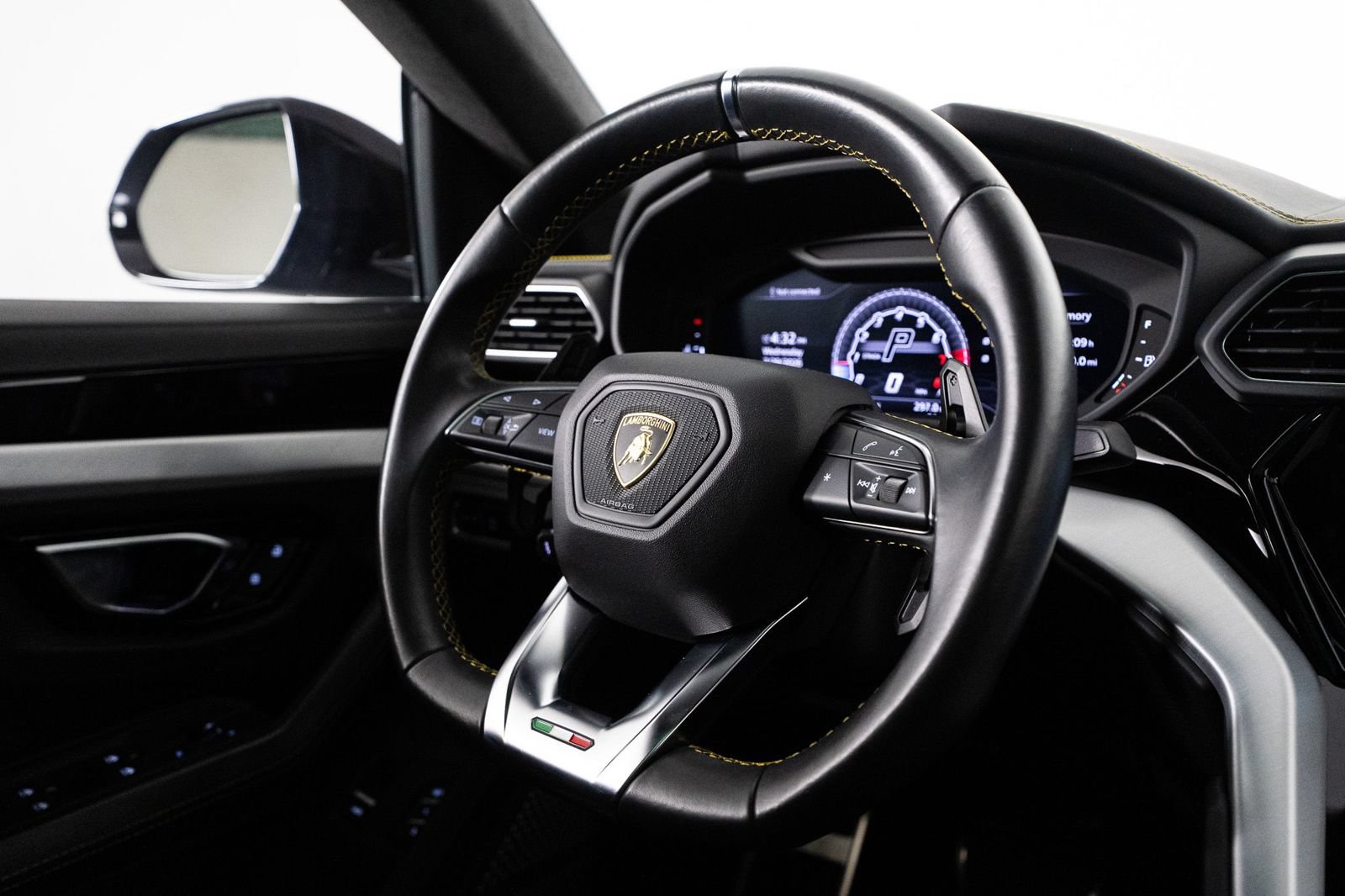 Used 2020 Lamborghini Urus AWD/4WD image 34