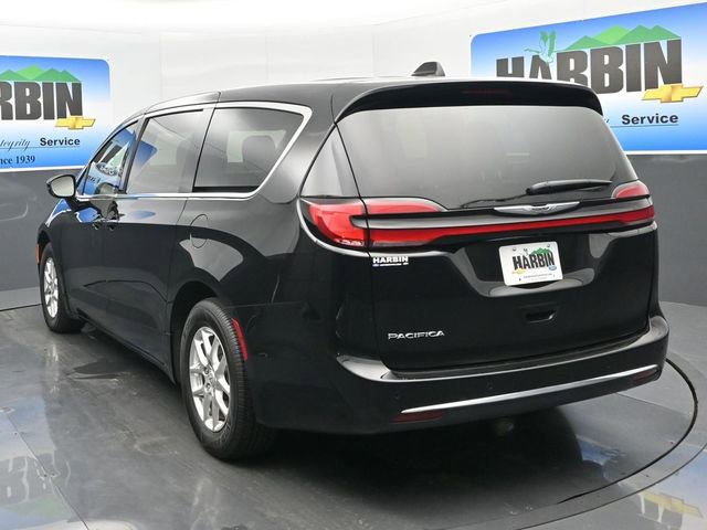 Used 2025 Chrysler Pacifica Select image 4