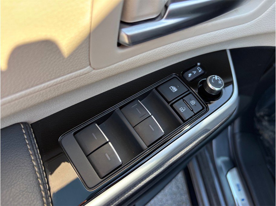 Used 2025 Toyota Sienna Platinum AWD/4WD image 25