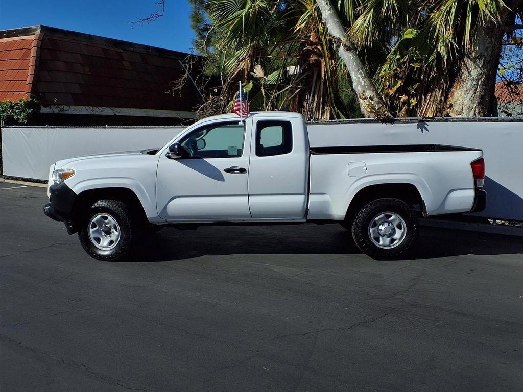 Used 2018 Toyota Tacoma SR image 3