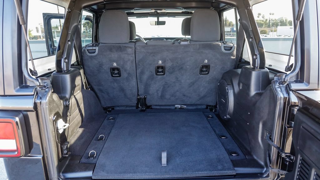 Used 2023 Jeep Wrangler Unlimited Sahara AWD/4WD image 31