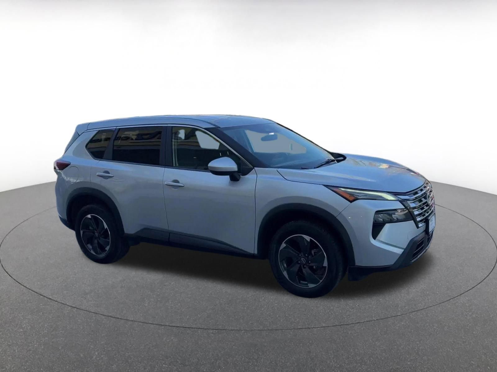 Used 2025 Nissan Rogue SV AWD/4WD image 2