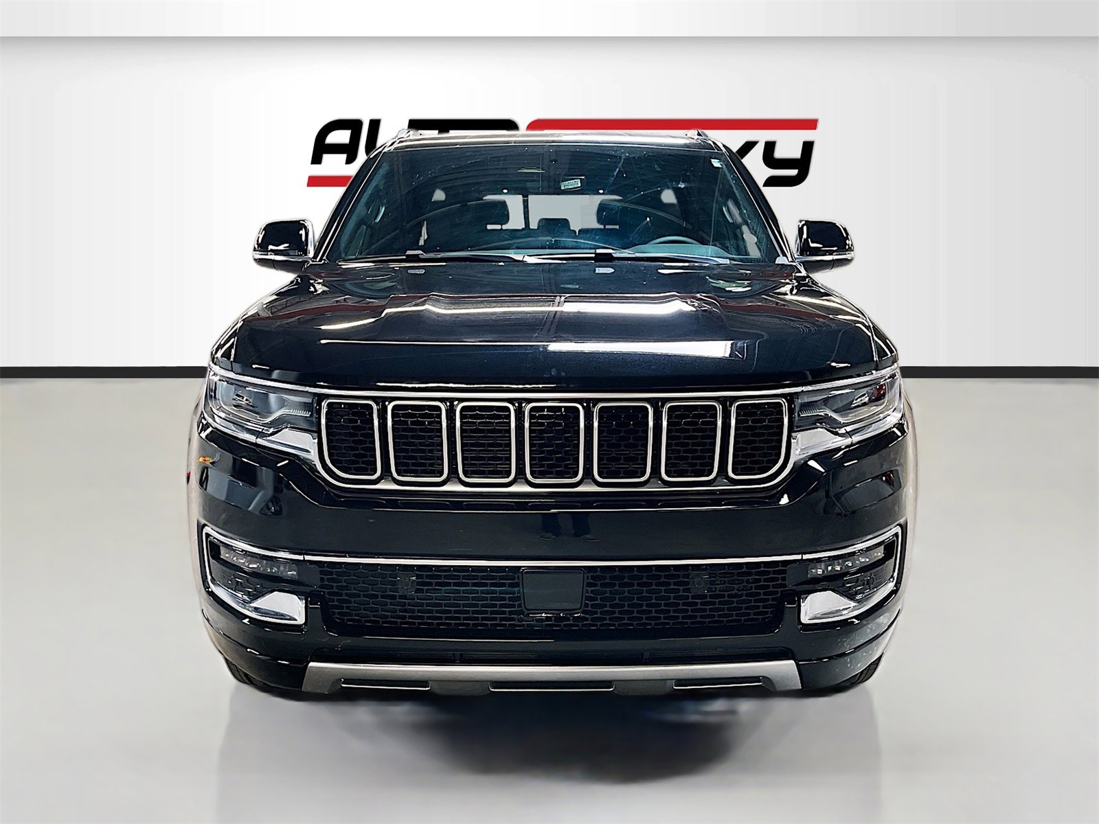 Used 2024 Jeep Wagoneer L 4WD image 2