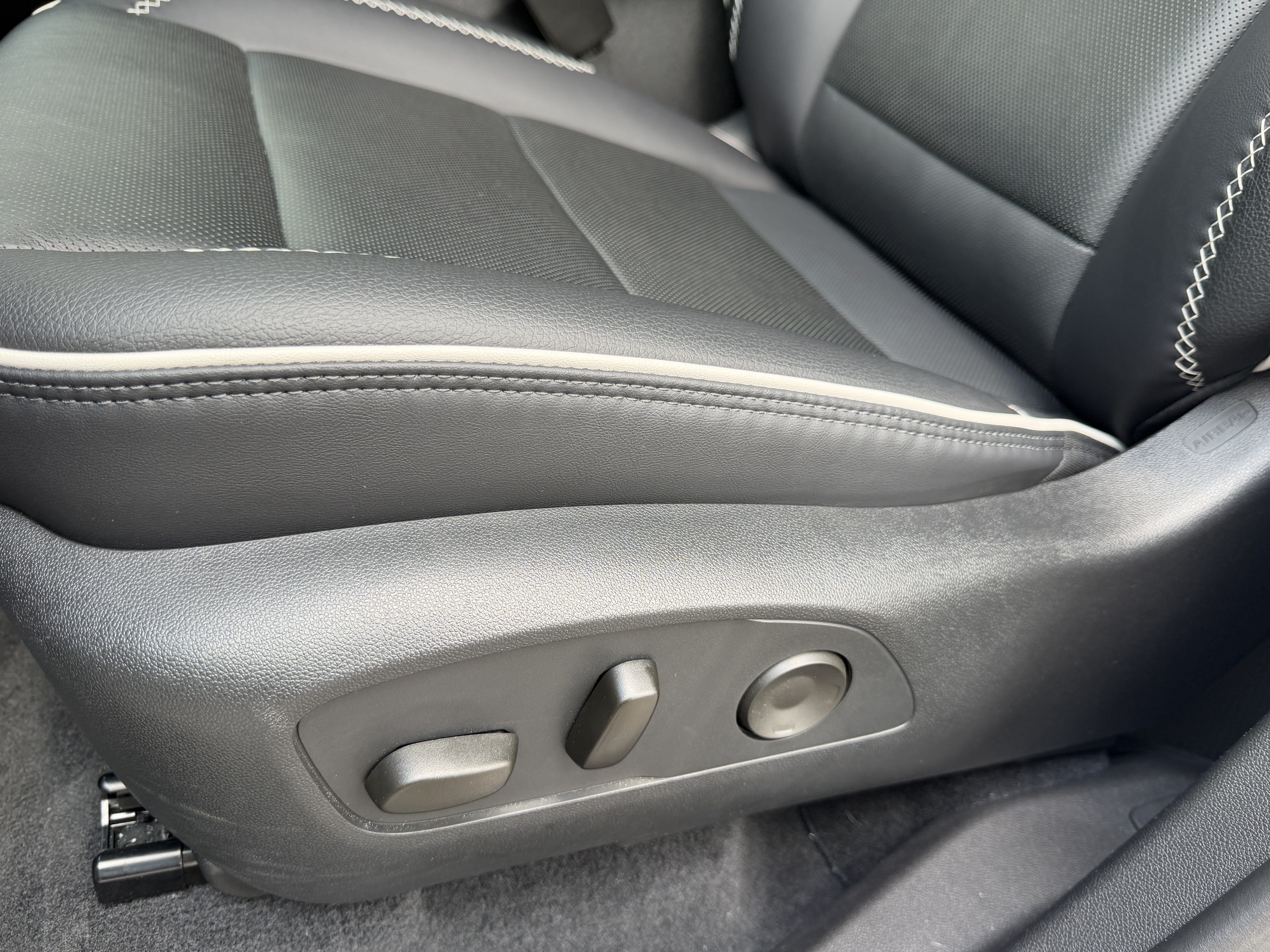 Used 2025 GMC Acadia Denali w/ LPO, Floor Liner Package AWD/4WD image 16
