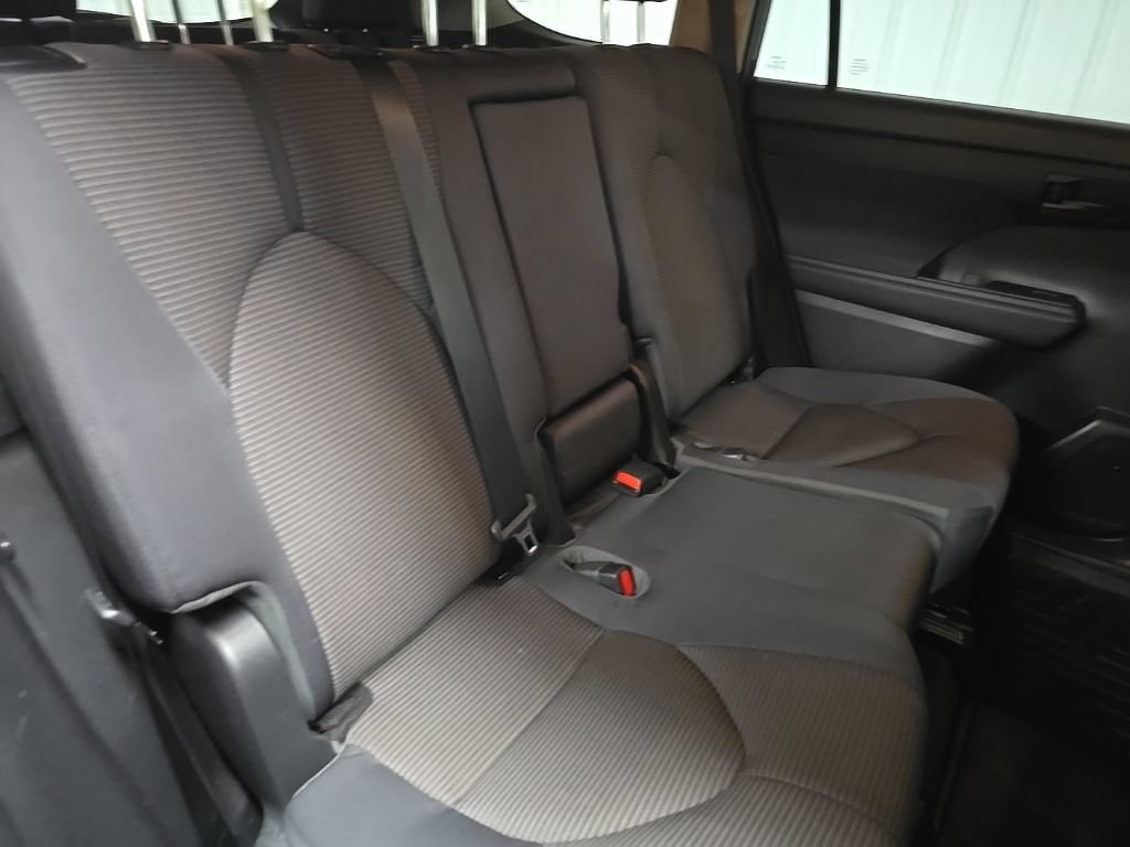 Used 2023 Toyota Highlander LE AWD/4WD image 16